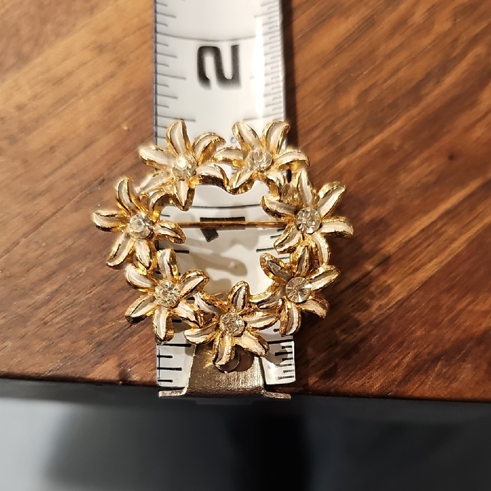 VINTAGE Gold Daisy Wreath Brooch Pin Enamel Filigree MID CENTURY MODERN 50s